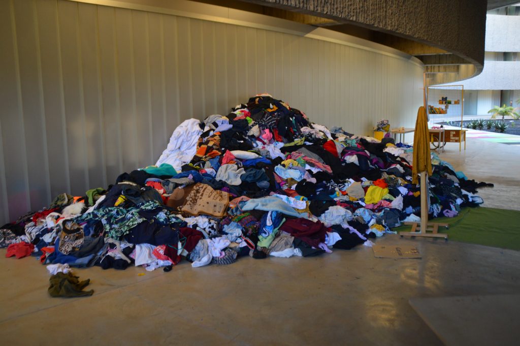 La montaña de ropa usada con la que incluso se hizo un desfile al finalizar el evento.