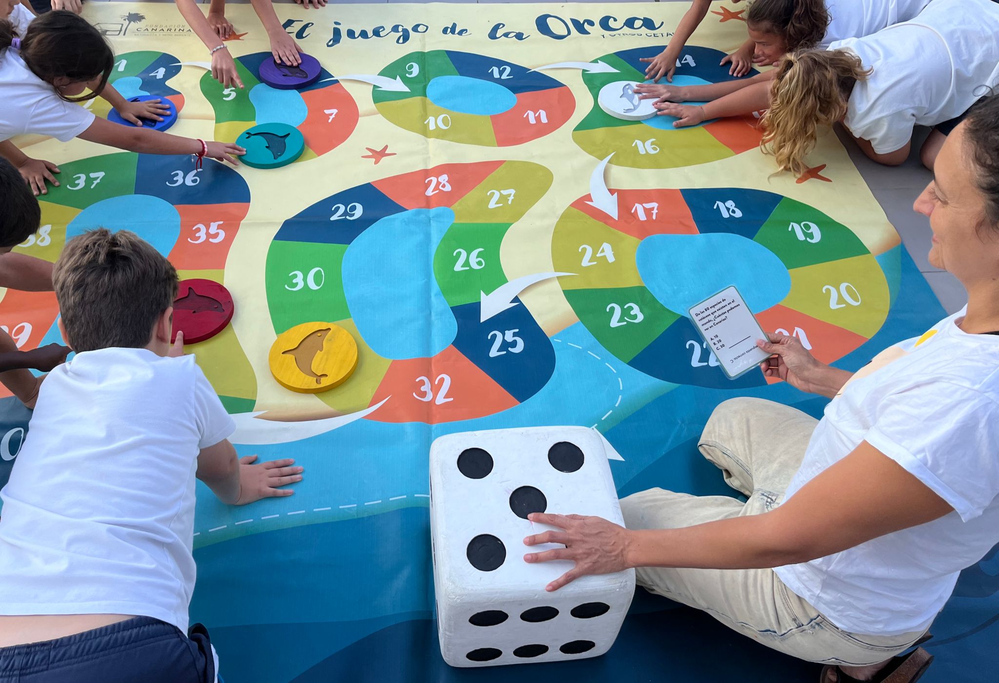 imagen de alumnos en plena partida del juego de la orca